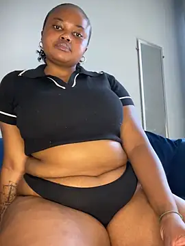 Snapshot of Curveysinaa chatting on September 17, 2025, 10:28 am Curveysinaa online show from September 17, 2025, 10:28 am