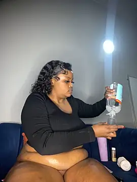 Snapshot of Curveysinaa chatting on September 28, 2025, 7:10 pm Curveysinaa online show from September 28, 2025, 7:10 pm