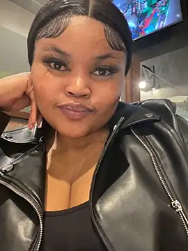 Snapshot of Curveysinaa chatting on March 18, 2025, 5:55 pm Curveysinaa online show from March 18, 2025, 5:55 pm