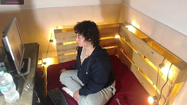 Snapshot of Bitsy_Messy chatting on December 18, 2025, 3:55 am Bitsy Messy online show from December 18, 2025, 3:55 am