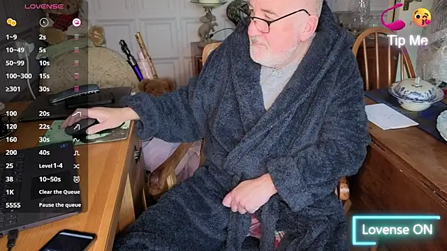 Adamdaddybear online show from December 3, 2025, 8:14 am