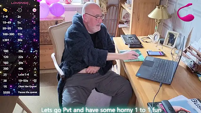 Snapshot of Adamdaddybear chatting on June 17, 2026, 7:52 am Adamdaddybear online show from June 17, 2026, 7:52 am