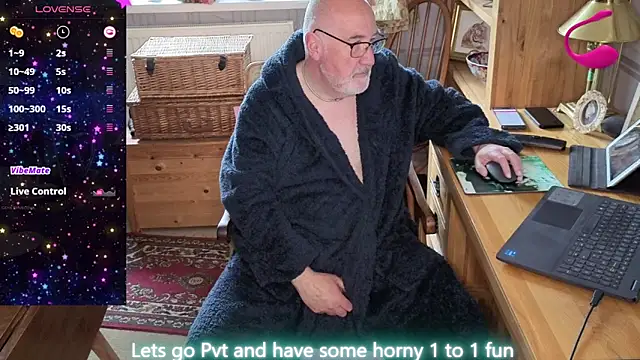 Snapshot of Adamdaddybear chatting on April 28, 2026, 7:35 am Adamdaddybear online show from April 28, 2026, 7:35 am