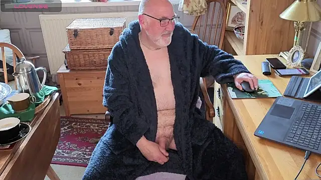 Snapshot of Adamdaddybear chatting on April 30, 2026, 7:37 am Adamdaddybear online show from April 30, 2026, 7:37 am