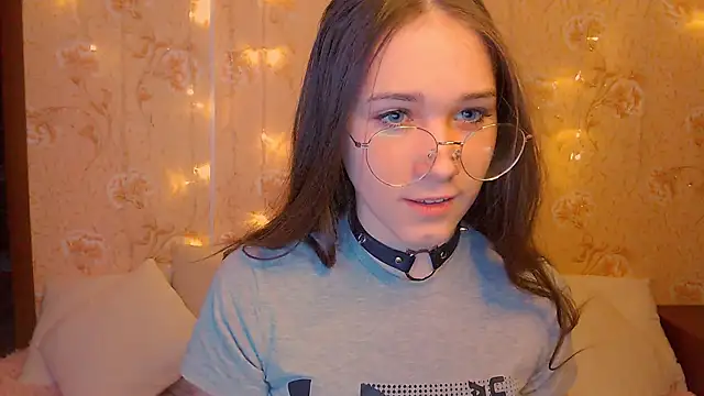 fluffy kitty  online show from February 8, 2026, 9:23 pm