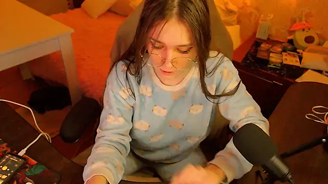 fluffy kitty  online show from January 9, 2026, 9:44 pm