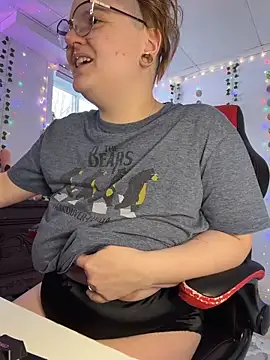 Snapshot of Sweetleeahxx chatting on April 4, 2026, 12:01 pm Sweetleeahxx online show from April 4, 2026, 12:01 pm