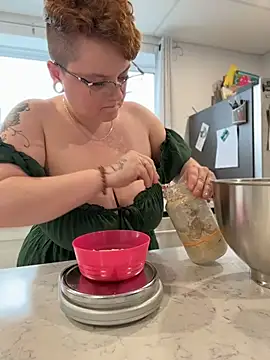 Snapshot of Sweetleeahxx chatting on April 13, 2026, 1:48 pm Sweetleeahxx online show from April 13, 2026, 1:48 pm