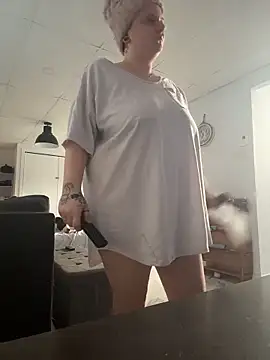 Snapshot of Sweetleeahxx chatting on March 8, 2026, 11:57 am Sweetleeahxx online show from March 8, 2026, 11:57 am