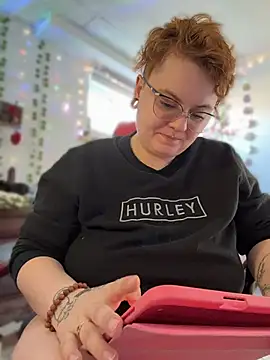 Snapshot of Sweetleeahxx chatting on April 8, 2026, 1:34 pm Sweetleeahxx online show from April 8, 2026, 1:34 pm