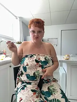 Snapshot of Sweetleeahxx chatting on September 19, 2025, 4:11 pm Sweetleeahxx online show from September 19, 2025, 4:11 pm