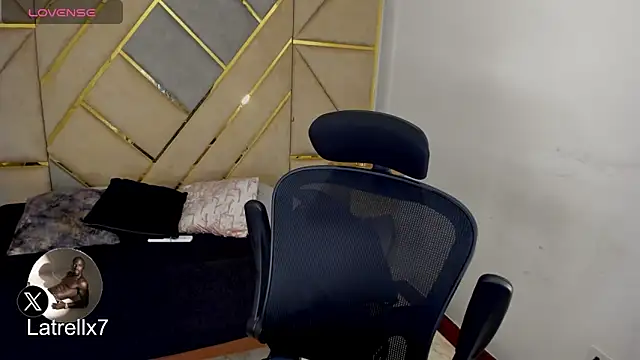 Latrellx7 online show from November 21, 2025, 4:11 am