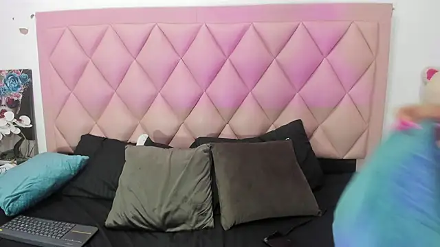 Snapshot of Mia_Mallkova1 chatting on December 24, 2024, 10:17 pm Mia Mallkova1 online show from December 24, 2024, 10:17 pm