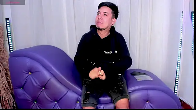 Snapshot of Yourslust_ chatting on November 23, 2025, 1:32 pm Yourslust online show from November 23, 2025, 1:32 pm