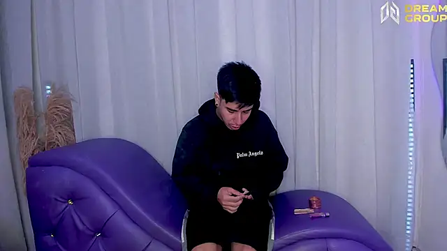 Snapshot of Yourslust_ chatting on October 23, 2025, 1:43 pm Yourslust online show from October 23, 2025, 1:43 pm