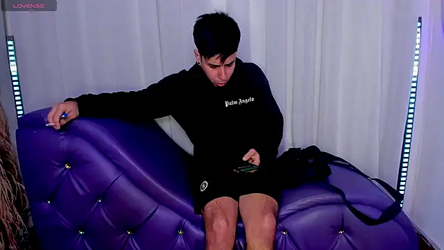 Snapshot of Yourslust_ chatting on November 8, 2025, 1:36 pm Yourslust online show from November 8, 2025, 1:36 pm