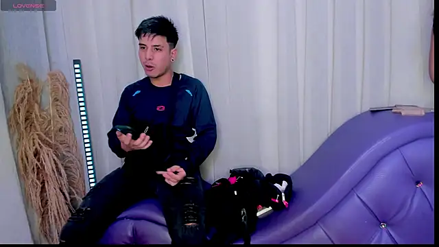 Snapshot of Yourslust_ chatting on December 4, 2025, 8:08 pm Yourslust online show from December 4, 2025, 8:08 pm