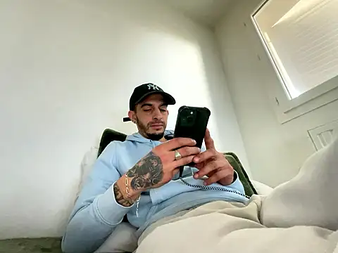 Snapshot of Rebeu313 chatting on January 11, 2026, 12:01 pm Rebeu313 online show from January 11, 2026, 12:01 pm