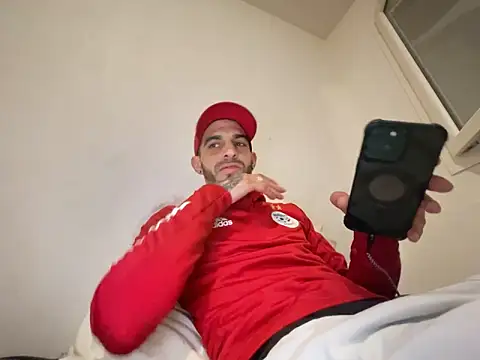 Snapshot of Rebeu313 chatting on December 16, 2025, 4:55 pm Rebeu313 online show from December 16, 2025, 4:55 pm