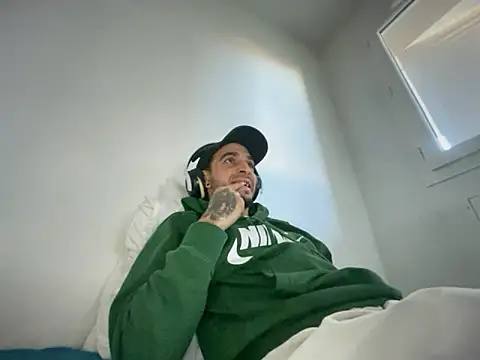 Snapshot of Rebeu313 chatting on November 18, 2025, 10:29 am Rebeu313 online show from November 18, 2025, 10:29 am