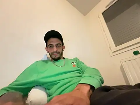 Snapshot of Rebeu313 chatting on October 9, 2025, 10:43 pm Rebeu313 online show from October 9, 2025, 10:43 pm