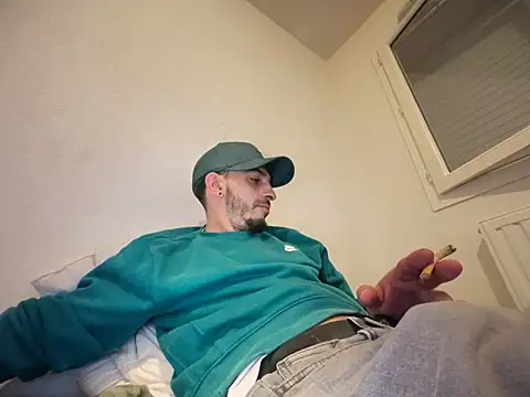 Snapshot of Rebeu313 chatting on December 20, 2025, 9:17 pm Rebeu313 online show from December 20, 2025, 9:17 pm