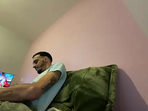 Snapshot of Rebeu313 chatting on March 18, 2026, 11:16 pm Rebeu313 online show from March 18, 2026, 11:16 pm