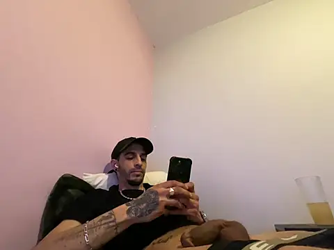 Snapshot of Rebeu313 chatting on February 10, 2026, 11:37 pm Rebeu313 online show from February 10, 2026, 11:37 pm