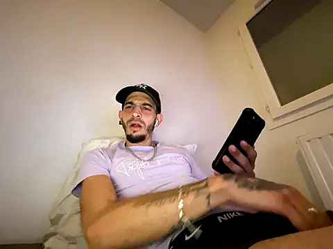 Snapshot of Rebeu313 chatting on December 15, 2025, 4:57 pm Rebeu313 online show from December 15, 2025, 4:57 pm