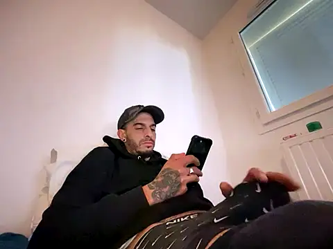 Snapshot of Rebeu313 chatting on October 18, 2025, 11:01 am Rebeu313 online show from October 18, 2025, 11:01 am