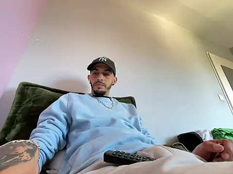 Snapshot of Rebeu313 chatting on March 17, 2026, 11:02 am Rebeu313 online show from March 17, 2026, 11:02 am