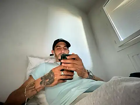 Snapshot of Rebeu313 chatting on November 10, 2025, 11:37 am Rebeu313 online show from November 10, 2025, 11:37 am