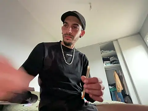 Snapshot of Rebeu313 chatting on April 1, 2026, 1:41 pm Rebeu313 online show from April 1, 2026, 1:41 pm