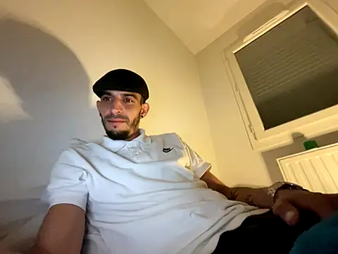 Snapshot of Rebeu313 chatting on October 8, 2025, 3:19 am Rebeu313 online show from October 8, 2025, 3:19 am