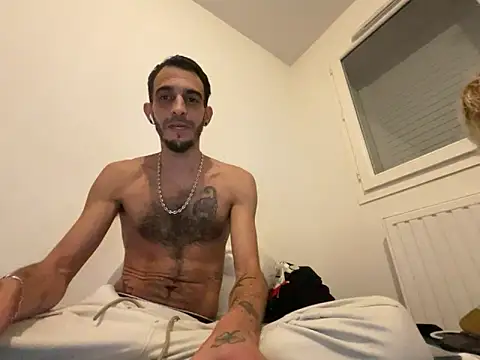 Snapshot of Rebeu313 chatting on October 5, 2025, 11:06 pm Rebeu313 online show from October 5, 2025, 11:06 pm