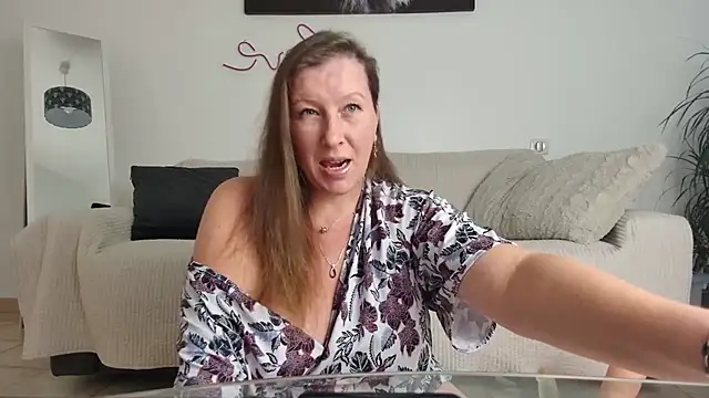 Snapshot of YOUR_ELENA chatting on October 8, 2025, 10:50 am YOUR ELENA online show from October 8, 2025, 10:50 am