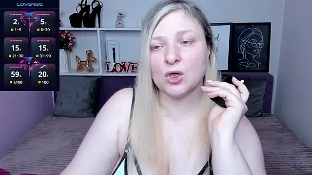 Snapshot of AnnaXCherri chatting on December 1, 2025, 3:29 am AnnaXCherri online show from December 1, 2025, 3:29 am