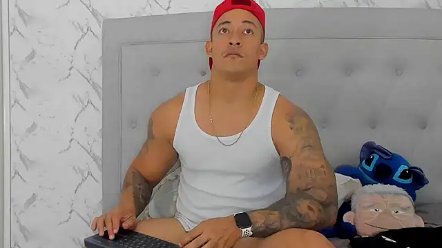 luigiferrara online show from December 14, 2025, 8:47 pm