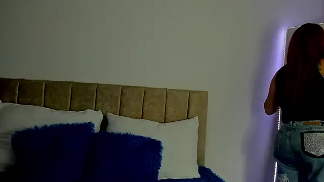 cristalwalker   online show from October 27, 2025, 12:28 pm