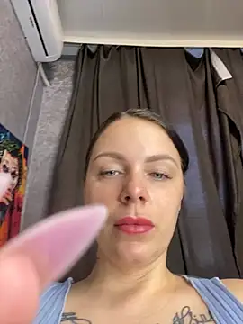 Snapshot of Lola_Hale chatting on April 22, 2026, 6:42 am Lola Hale online show from April 22, 2026, 6:42 am