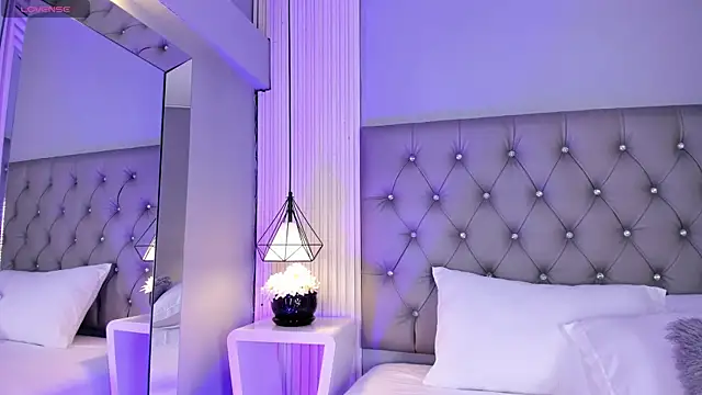 Snapshot of VioletthaRous chatting on June 30, 2026, 10:43 pm VioletthaRous online show from June 30, 2026, 10:43 pm