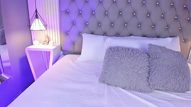 Snapshot of VioletthaRous chatting on February 9, 2026, 10:41 pm VioletthaRous online show from February 9, 2026, 10:41 pm