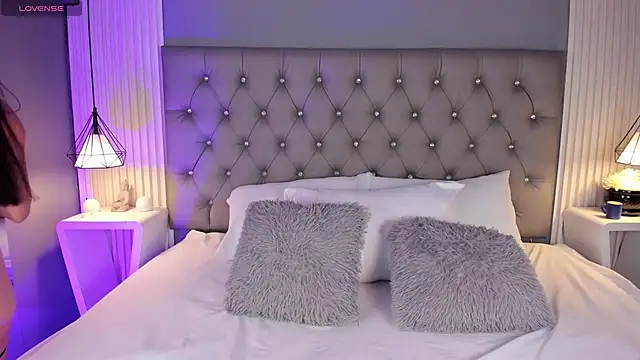 Snapshot of VioletthaRous chatting on February 10, 2026, 10:53 pm VioletthaRous online show from February 10, 2026, 10:53 pm