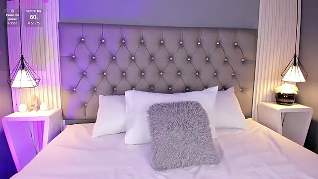 Snapshot of VioletthaRous chatting on February 3, 2026, 11:21 pm VioletthaRous online show from February 3, 2026, 11:21 pm