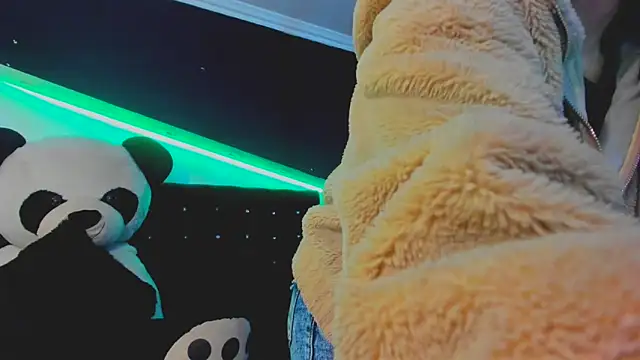 Coral Gibson online show from March 21, 2025, 12:17 pm