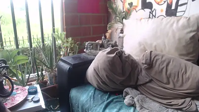 roystonee01 online show from November 8, 2025, 11:14 am