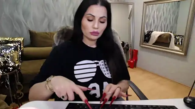 Snapshot of Sara_Poison chatting on April 4, 2026, 3:02 am Sara Poison online show from April 4, 2026, 3:02 am