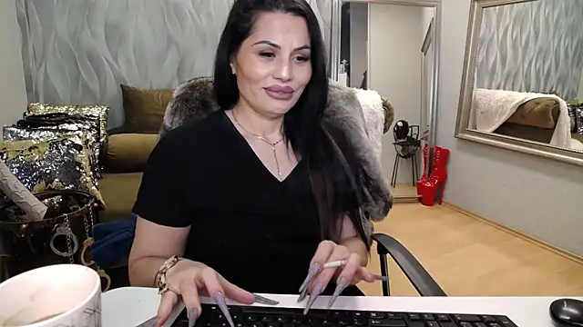 Snapshot of Sara_Poison chatting on April 14, 2026, 2:38 am Sara Poison online show from April 14, 2026, 2:38 am