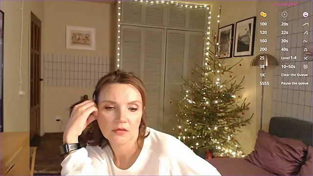 Snapshot of Charline_TheFoxTail chatting on January 3, 2025, 8:32 pm Charline TheFoxTail online show from January 3, 2025, 8:32 pm