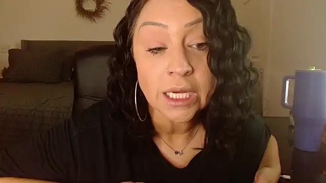 AlyssiaAmoreXO online show from November 4, 2025, 6:33 pm